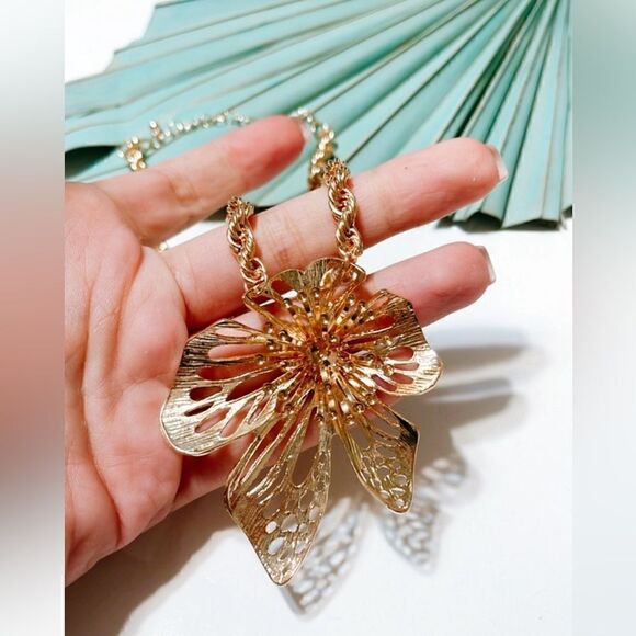 Gold flower drop necklace S24 - Picture 2 of 2